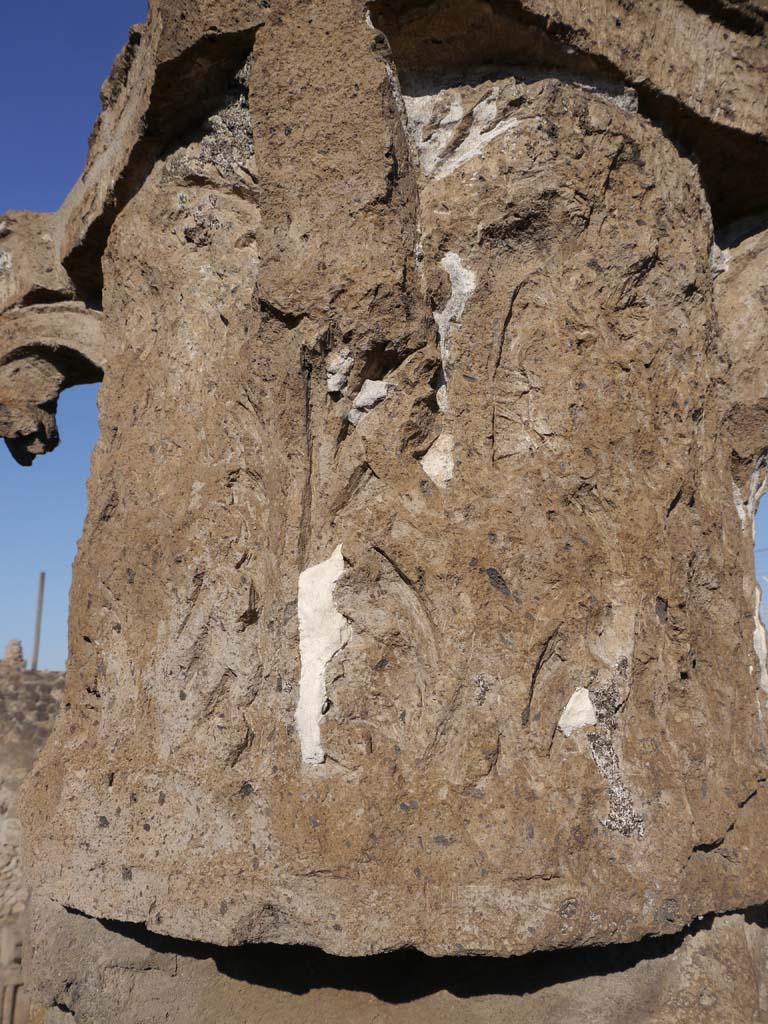 VII.7.32, Pompeii. September 2018. Detail of capital on podium.
Foto Anne Kleineberg, ERC Grant 681269 DÉCOR.
