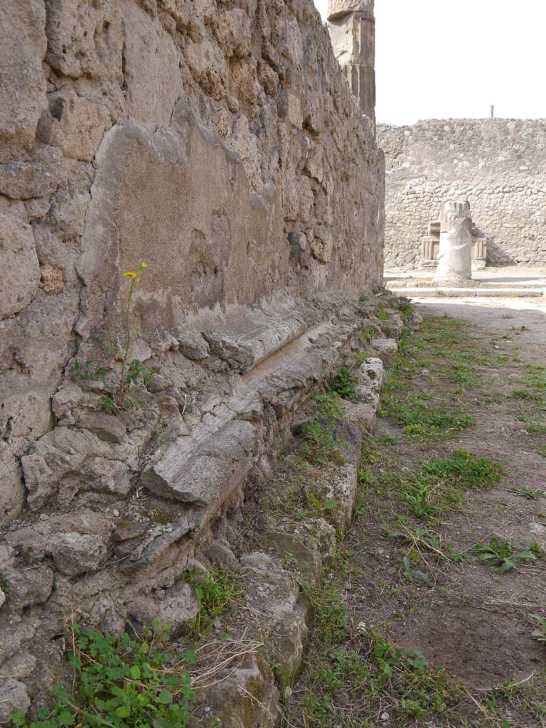 VII.7.32, Pompeii. September 2018. Looking west along north side of podium base.
Foto Anne Kleineberg, ERC Grant 681269 DÉCOR.

