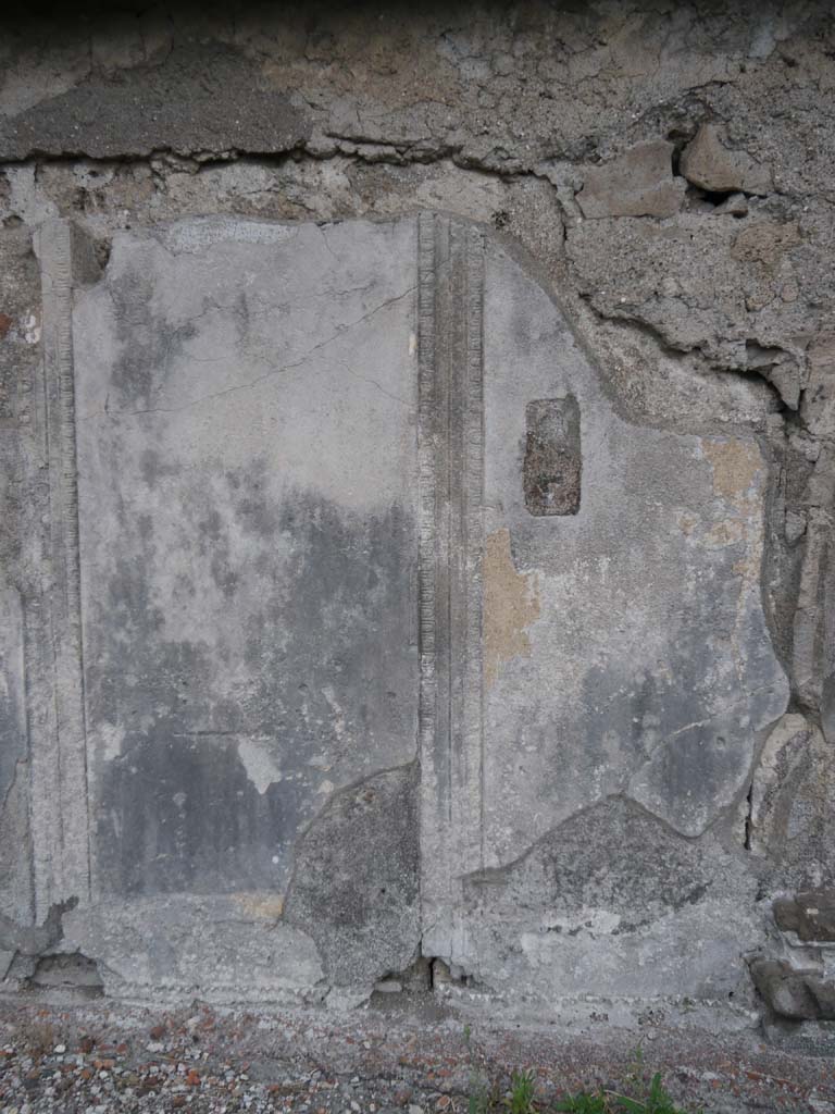 VII.7.32, Pompeii. September 2018. Detail of stucco decoration from north end of exterior east wall of cella.
Foto Anne Kleineberg, ERC Grant 681269 DÉCOR.


