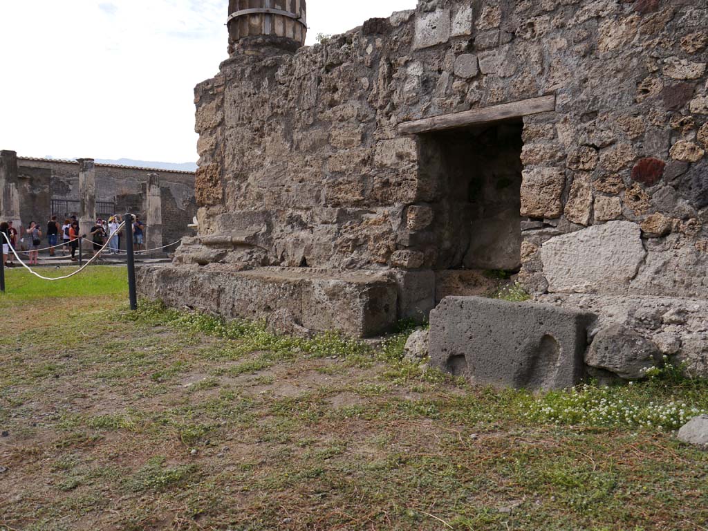 VII.7.32, Pompeii. September 2018. Looking south from exterior east wall of podium.
Foto Anne Kleineberg, ERC Grant 681269 DÉCOR.
