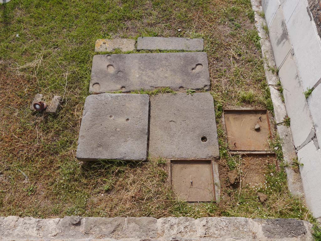 VII.7.32, Pompeii. September 2018. Looking south from podium in south-east corner on east side of steps.
Foto Anne Kleineberg, ERC Grant 681269 DÉCOR.
