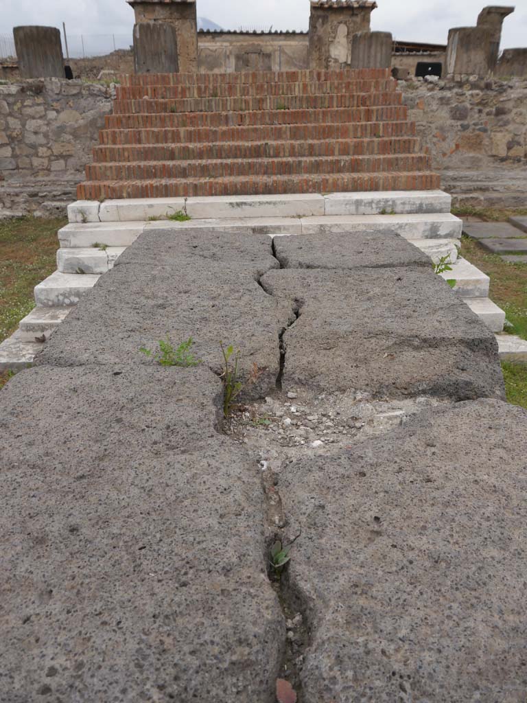 VII.7.32, Pompeii. September 2018. Looking north across top of altar.
Foto Anne Kleineberg, ERC Grant 681269 DÉCOR.
