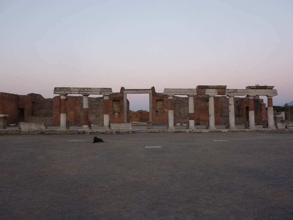 VII.8 Pompeii Forum. October 2014. Looking east across Forum towards Eumachia’s Building.
Foto Annette Haug, ERC Grant 681269 DÉCOR.