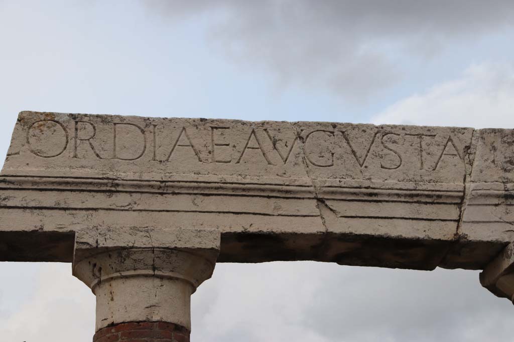 VII.8 Pompeii Forum. October 2020. Portico of Eumachia’s Building, part of inscription. Photo courtesy of Klaus Heese.