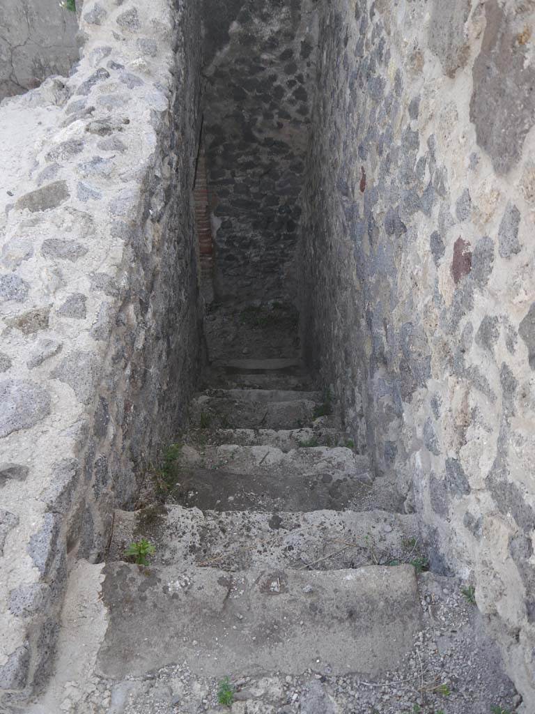 VII.8.01 Pompeii. September 2018. Looking west down steps from north-east corner. 
Foto Anne Kleineberg, ERC Grant 681269 DÉCOR.

