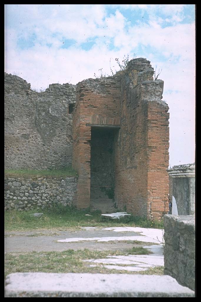 VII.9.1 Pompeii. Portico 1. South end. Large niche 5. Stairs on corner with Via dell’ Abbondanza.
Photographed 1970-79 by Günther Einhorn, picture courtesy of his son Ralf Einhorn.

