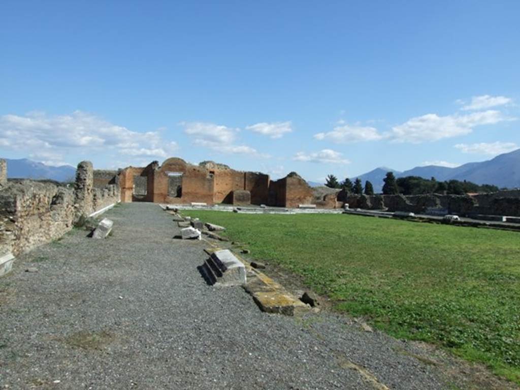 VII.9.1 Pompeii. March 2009. Looking east along colonnade 9 on north side of courtyard.