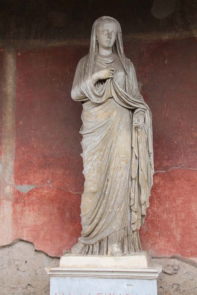 VII.9.1 Pompeii. April 2014. Broad niche 13/exedra. Statue of Eumachia. Photo courtesy of Klaus Heese.