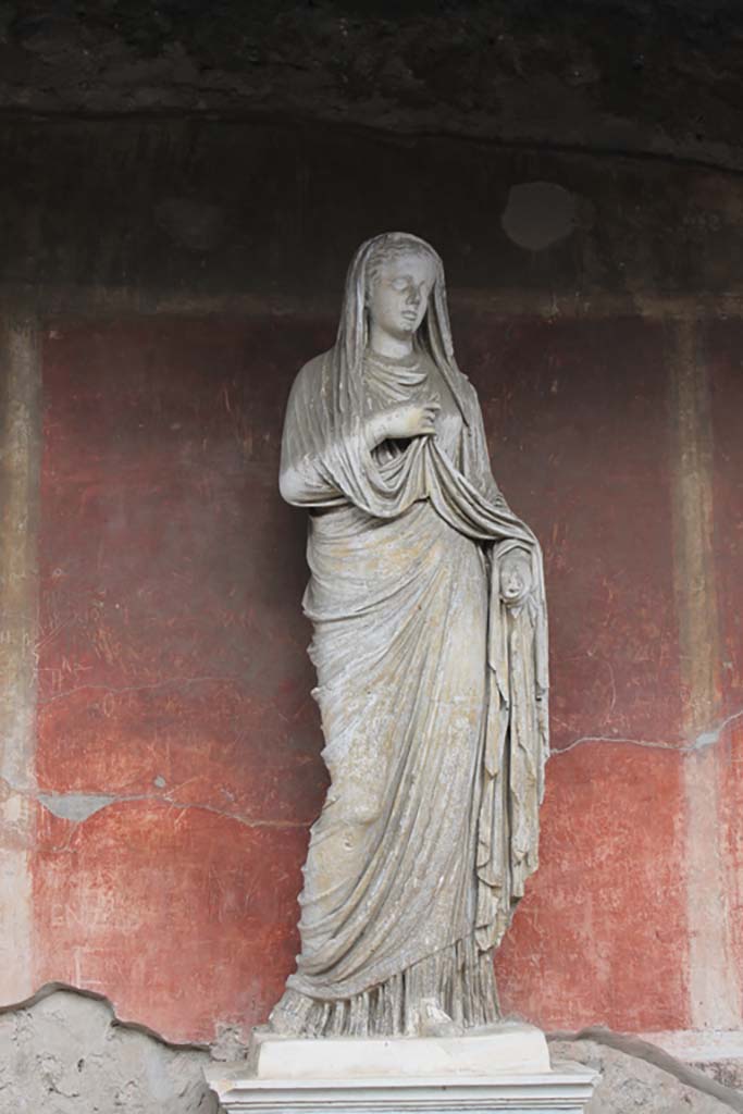 VII.9.1 Pompeii. March 2014. Broad niche 13 with the statue of Eumachia.
Foto Annette Haug, ERC Grant 681269 DÉCOR.

