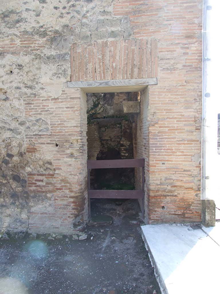 VII.9.1 Pompeii. March 2009. Doorway to porter’s room 8 on south side of entrance 6. 
