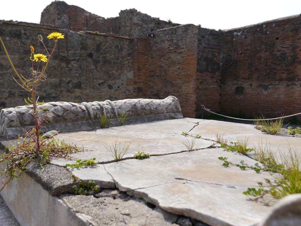 VII.9.2 Pompeii. March 2019. Looking south-west across top of altar.
Foto Anne Kleineberg, ERC Grant 681269 DÉCOR.
