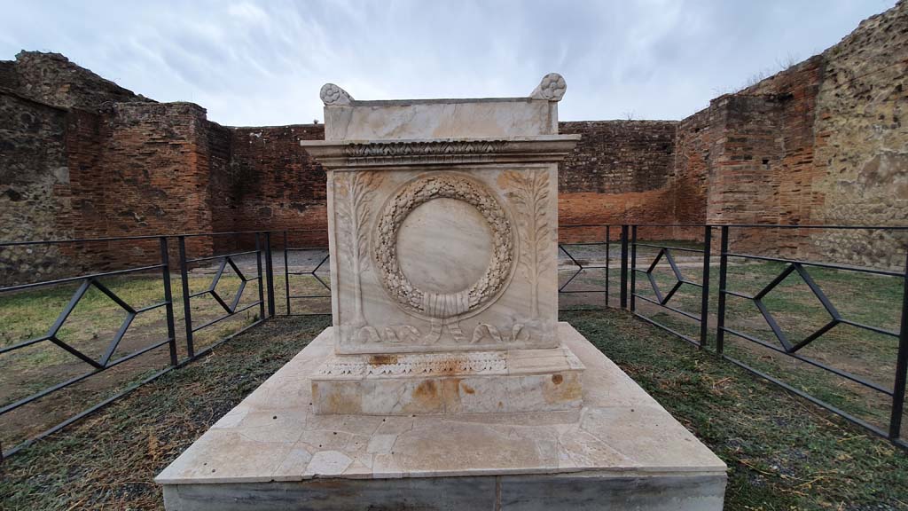 VII.9.2 Pompeii. August 2021. Looking towards east side of altar.
Foto Annette Haug, ERC Grant 681269 DÉCOR
