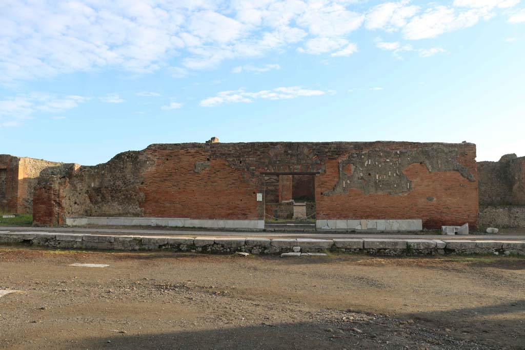 VII.9.2, Pompeii. December 2108. Looking towards entrance on east side of Forum. Photo courtesy of Aude Durand. 
