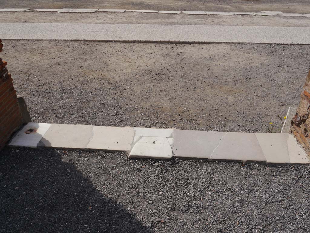 VII.9.2 Pompeii. March 2019. Marble doorway threshold, looking west from interior towards the Forum.
Foto Anne Kleineberg, ERC Grant 681269 DÉCOR.
