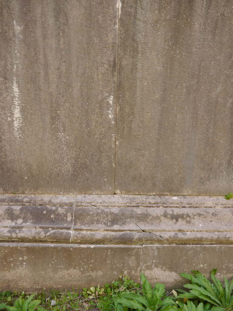 VII.9.2 Pompeii. March 2019. Detail of base of marble veneer
Foto Anne Kleineberg, ERC Grant 681269 DÉCOR.
