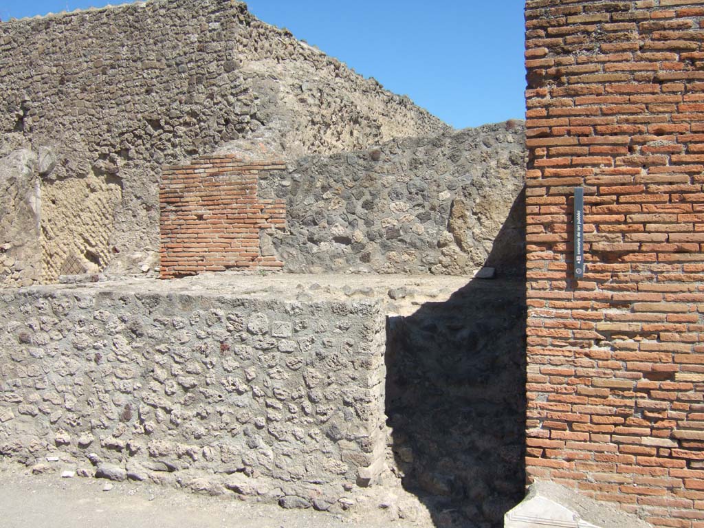 VII.9.3 Pompeii. September 2005. Podium to north of entrance.