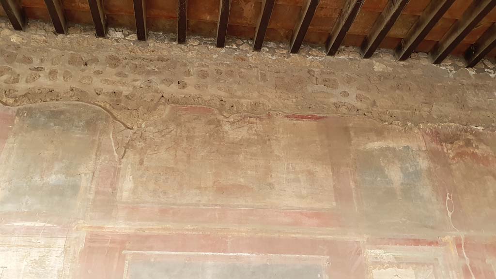 VII.9.7/8 Pompeii. August 2021. Upper painted panel from above central painting on west wall.
Foto Annette Haug, ERC Grant 681269 DÉCOR.
