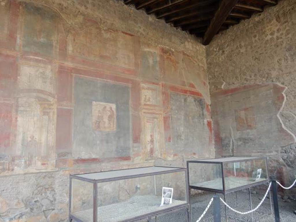 VII.9.7 and VII.9.8 Pompeii. Macellum. May 2015. North-west corner, with empty cases. Photo courtesy of Buzz Ferebee.
