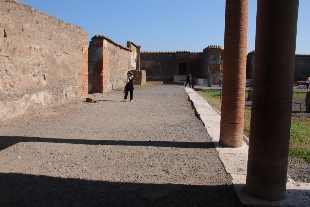 VII.9.7/8 Pompeii. October 2022. Looking east along north side, from north-west corner. Photo courtesy of Klaus Heese. 