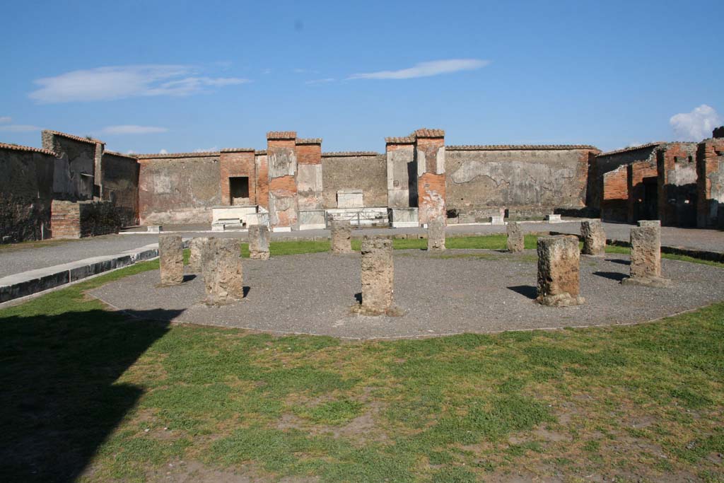 VII.9.7 and VII.9.8 Pompeii. Macellum. April 2013. Looking east across Tholos to east side. Photo courtesy of Klaus Heese. 