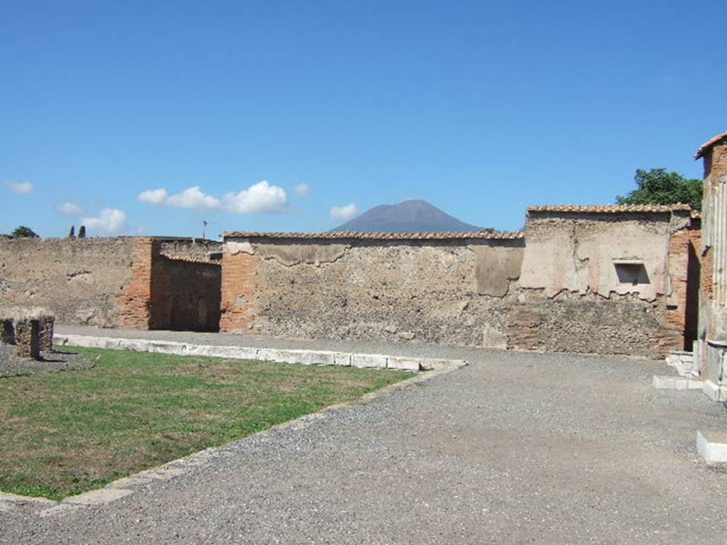VII.9.7 and VII.9.8 Pompeii. Macellum. September 2005. Looking at north side from along the east side.