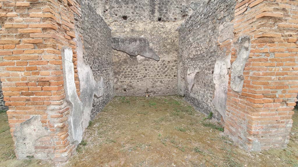 VII.9.7/8 Pompeii. August 2021. Shop 4 on south side.
Foto Annette Haug, ERC Grant 681269 DÉCOR.

