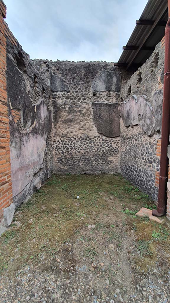 VII.9.7/8 Pompeii. August 2021. Shop 6 on south side.
Foto Annette Haug, ERC Grant 681269 DÉCOR.
