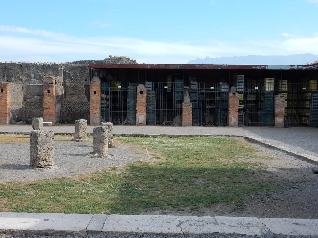 VII.9.7 and VII.9.8 Pompeii. Macellum. May 2015. Looking south towards shops in south-west corner. Photo courtesy of Buzz Ferebee.