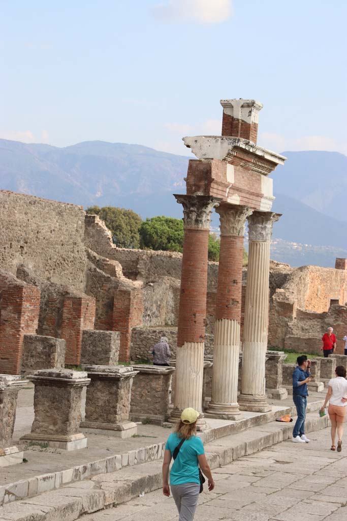 VII.9.8 Pompeii. September 2017. Looking south along Forum portico, outside of VII.9.7/8.
Photo courtesy of Klaus Heese.