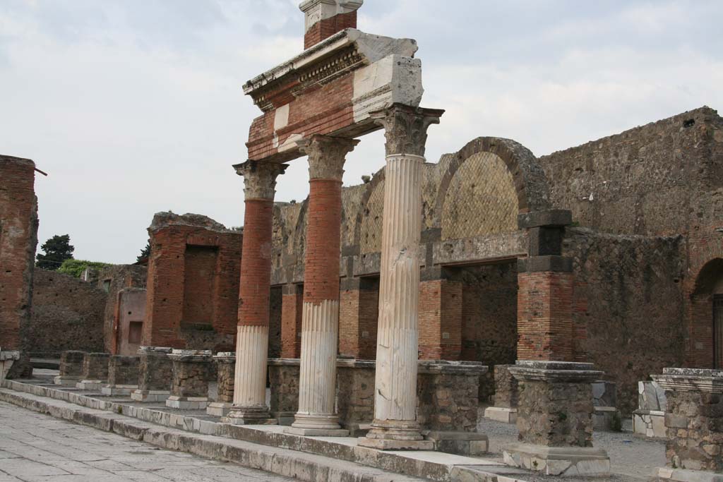 VII.9.8 Pompeii. April 2010.
Looking north along Forum portico with Corinthian capitals, outside of VII.9.7/8 the Macellum.
Photo courtesy of Klaus Heese.