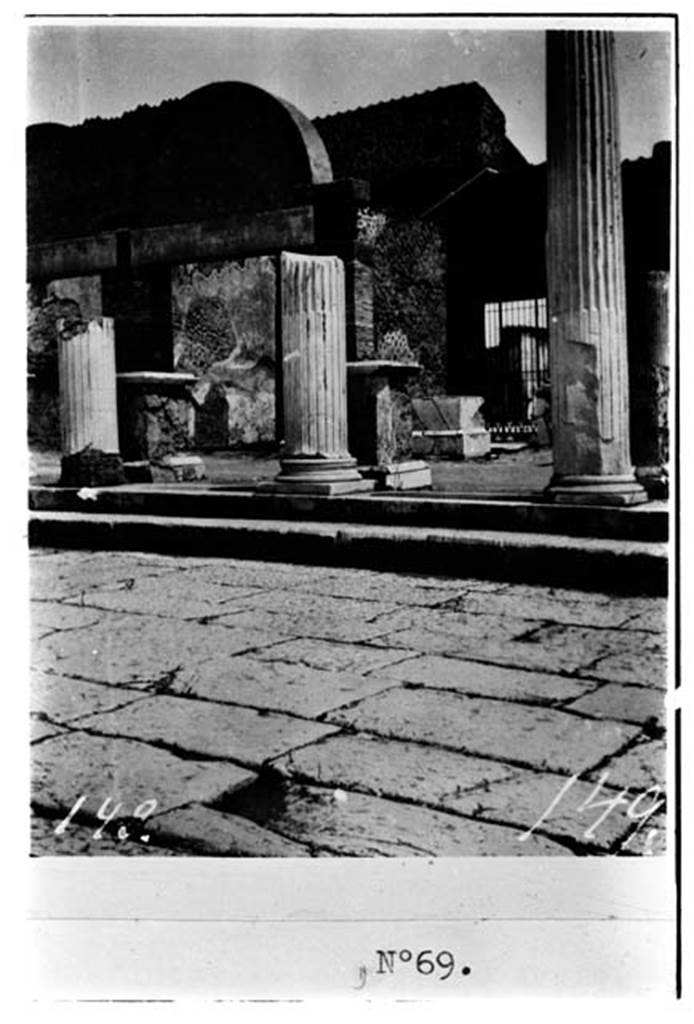 231899 Bestand-D-DAI-ROM-W.1595.jpg
VI.9.7/8 Pompeii. W.1595. Looking towards entrances across portico of Macellum, before restoration.
Photo by Tatiana Warscher. Photo © Deutsches Archäologisches Institut, Abteilung Rom, Arkiv.