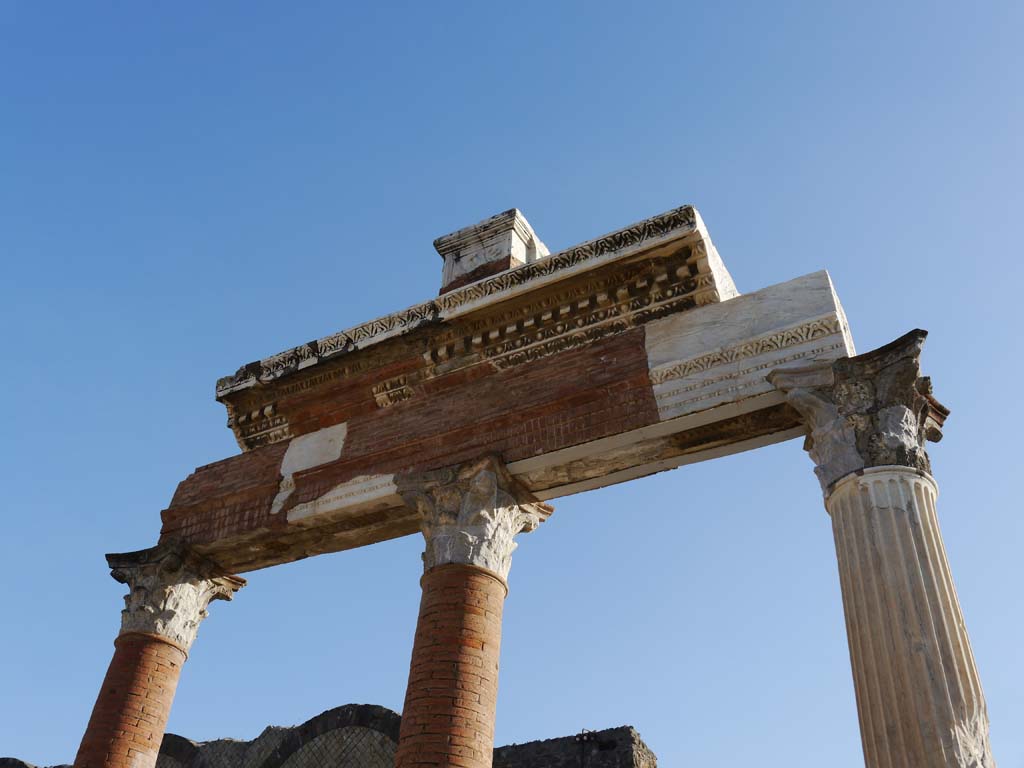 VII.9.7/8 Pompeii. March 2019. Looking east, detail at top of columns in north-east corner of Forum, outside Macellum.
Foto Anne Kleineberg, ERC Grant 681269 DÉCOR.