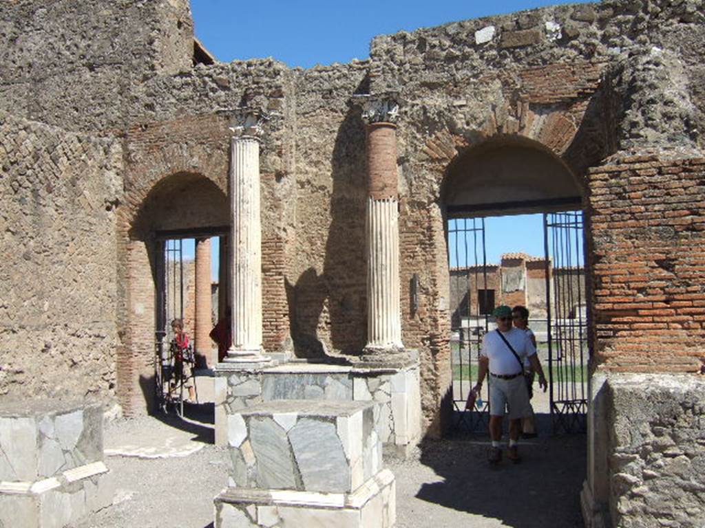 VII.9.8 and VII.9.7 Pompeii. Entrances to Macellum