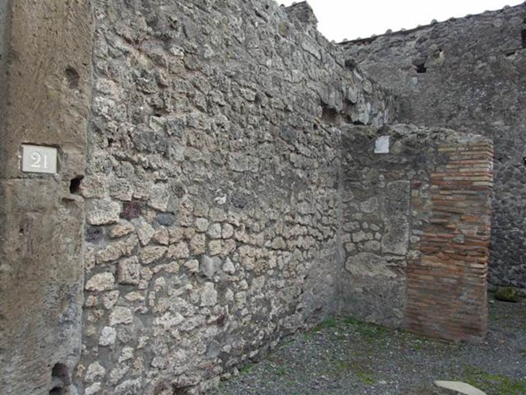 VII.9.21 Pompeii. December 2007. East wall of shop.