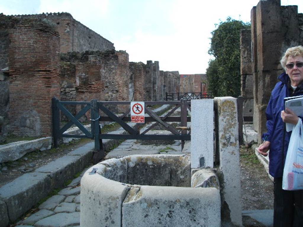 VII.9.30 Pompeii. December 2004. Via degli Augustali, looking west. VII.4 on right.