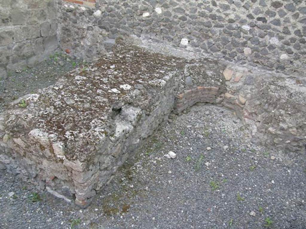 VII.9.41 Pompeii. June 2005. Looking west across podium on west side of workshop. 
Photo courtesy of Nicolas Monteix.

