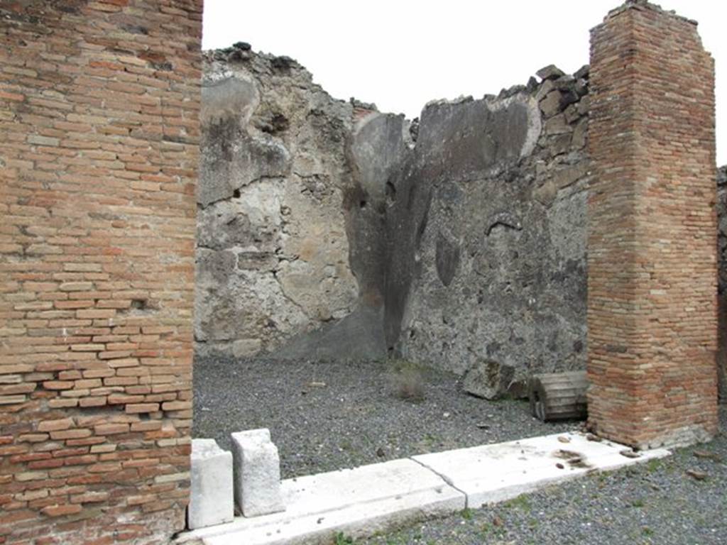VII.9.47 Pompeii. March 2009. Doorway to Room 12. Oecus. Looking north east. According to Fiorelli, this room had a mosaic floor but its walls were decorated in plain white plaster. See Pappalardo, U., 2001. La Descrizione di Pompei per Giuseppe Fiorelli (1875). Napoli: Massa Editore. (p.107)