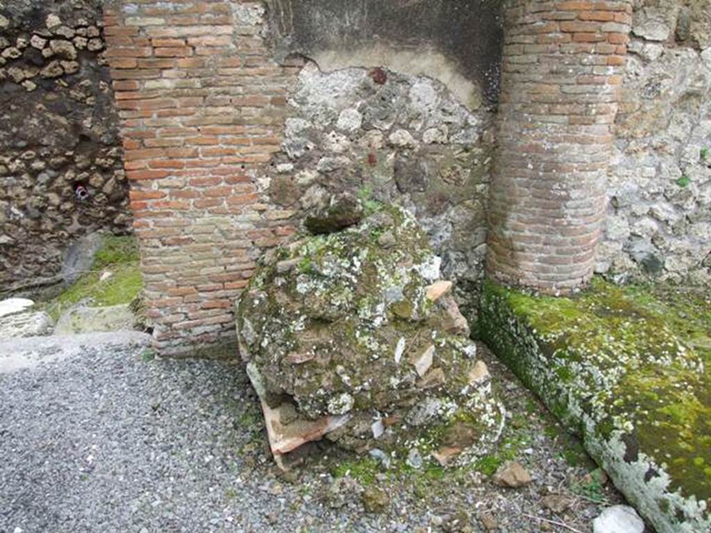 VII.9.47 Pompeii. March 2009. Remains of masonry structure against south wall of Peristyle