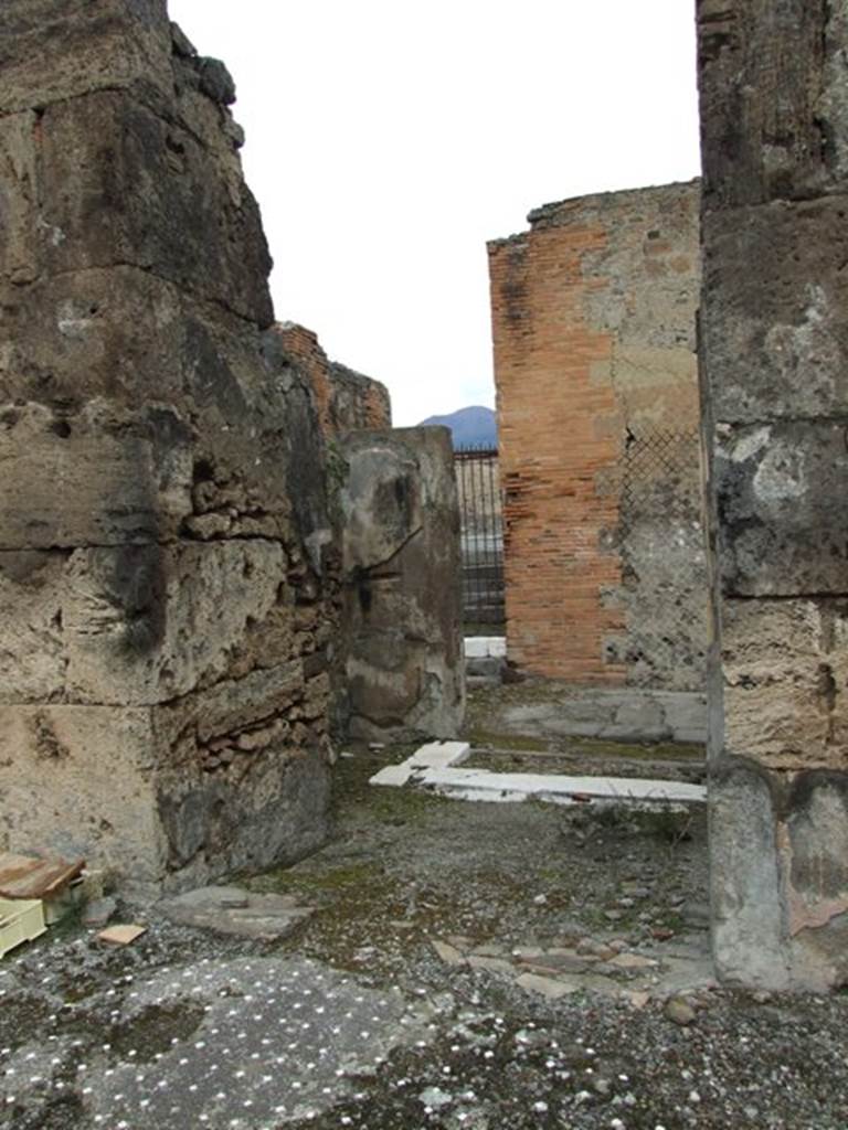 VII.9.47 Pompeii. March 2009. Looking north from Room 1. Atrium, to Vestibule and Vicolo del Balcone Pensile.