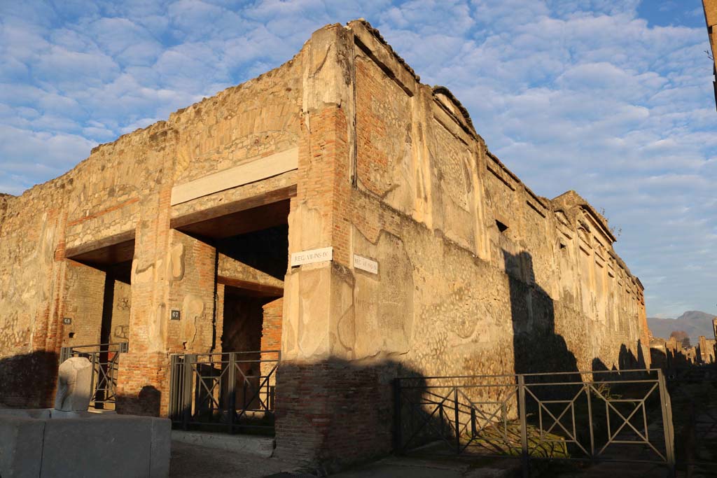VII.9.68/67, Pompeii, on left. December 2018.
Junction of Via dell’Abbondanza, on left, with Vicolo d’Eumachia, on right. Photo courtesy of Aude Durand.