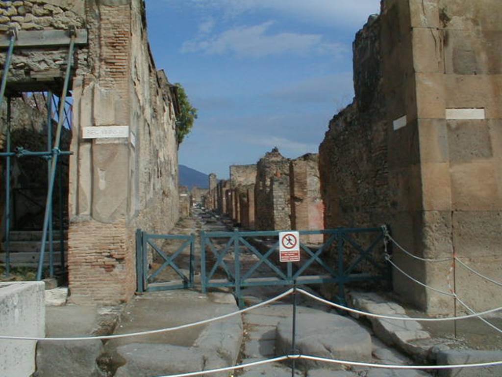 VII.9.67 Pompeii. September 2004. Vicolo di Eumachia looking north.   VII.13