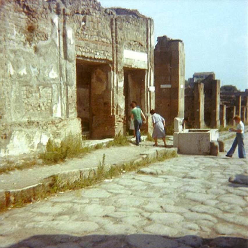 VII.9.68/7 Pompeii, 1978. Looking towards entrance doorways on north side of Via dell’Abbondanza.
Photo courtesy of Roberta Falanelli.