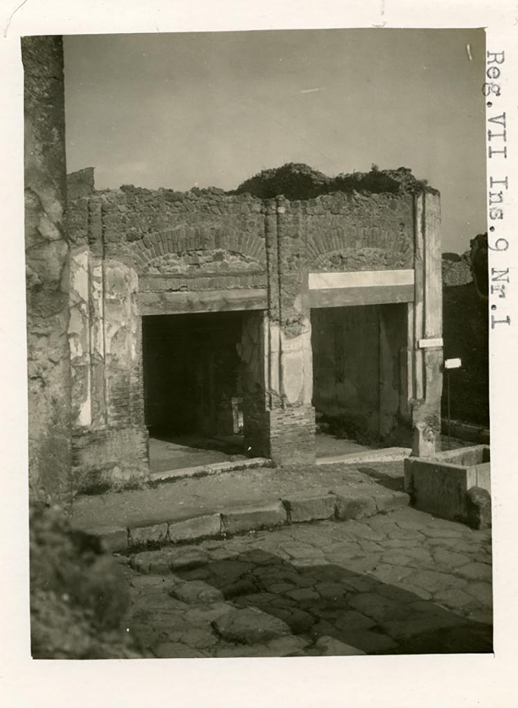 VII.9.68/67 Pompeii. Pre-1937-39. Looking towards entrance doorways on north side of Via dell’Abbondanza.
Photo courtesy of American Academy in Rome, Photographic Archive. Warsher collection no. 1159.