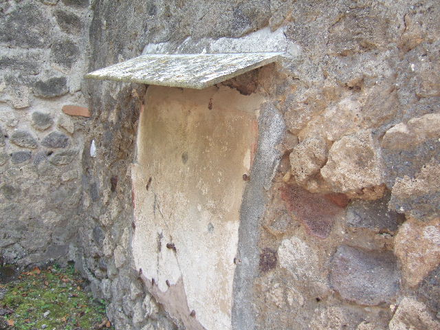 VII.10.3 Pompeii. December 2005. Room 19, west wall in south-west corner. Room 19 with remains of wall painting on “west” wall of latrine area in kitchen. According to Boyce, this was the lararium.

