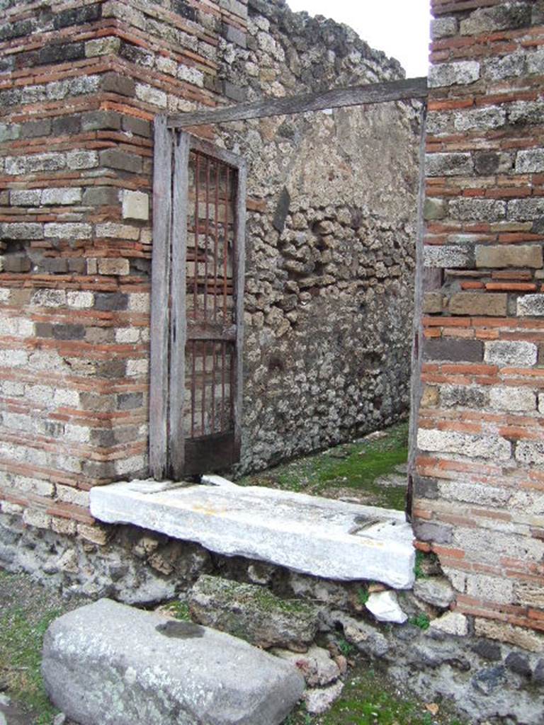 VII.10.5 Pompeii. December 2005. Entrance doorway.  