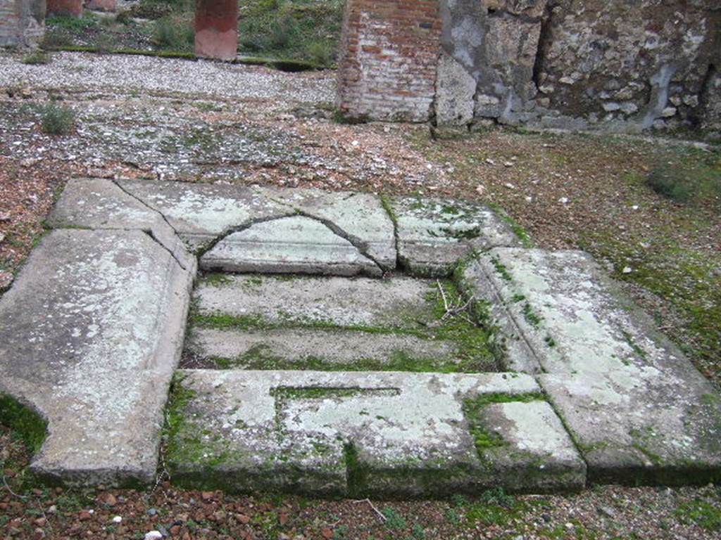 VII.10.5 Pompeii. December 2005. Looking east across impluvium in atrium. According to Amoroso, the original impluvium was removed and a new smaller impluvium was inserted, during the last few years of the life of the insula. Some of the blocks of tufa of Nocera which had formed the collection tank of the impluvium, were transferred to the inside of a trench in the flooring and in filling a ditch. The new impluvium was reformed with reused material.  
Studi della Soprintendenza archeologica di Pompei, 22: l”Insula VII, 10 di Pompei , by Angelo Amoroso. (p.80)
