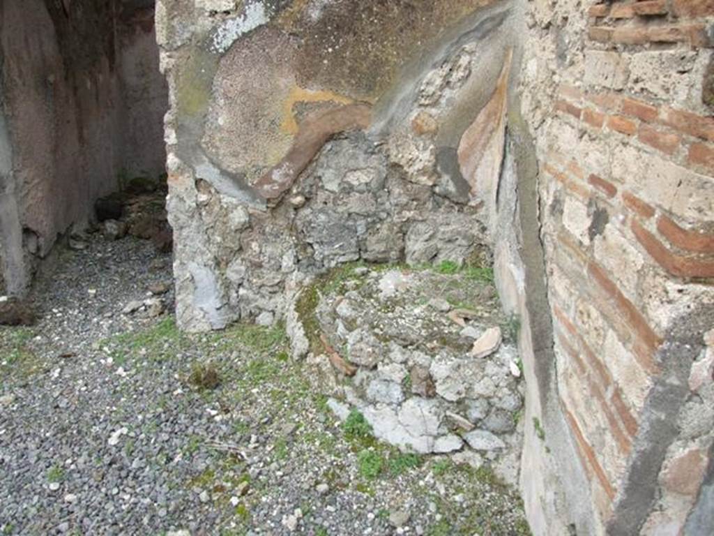 VII.10.9 Pompeii.  March 2009.  Podium in north west corner of small atrium.