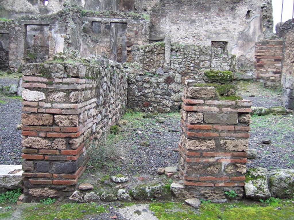 VII.10.11 Pompeii.  Steps to upper floor.  December 2005.


