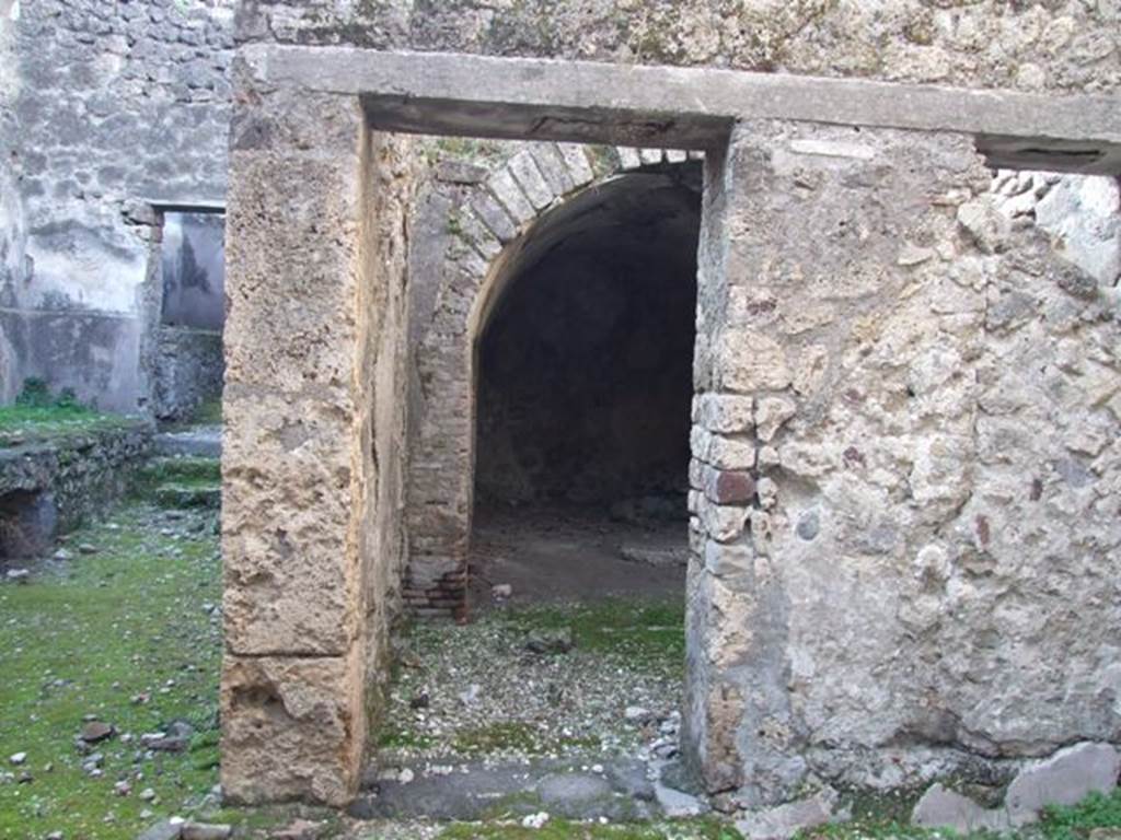 VII.10.13 Pompeii.  Officina lanifricaria.  December 2007.   Door to room with vaulted rear area.