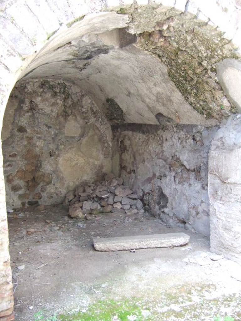 VII.10.13 Pompeii.  Officina lanifricaria.  September 2005.  Vaulted rear area.